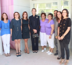 La Infanta Doña Elena junto a trabajadores del Centro